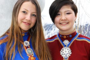 Soljer To jenter i kofter. Foto: Torun Olsen.