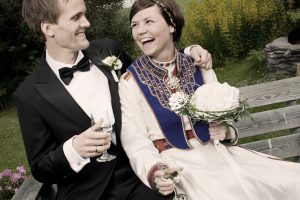 Ragnhild Dalheim Eriksen og Anders Wien gifter seg. Sitter på benk med vinglass i hånden.