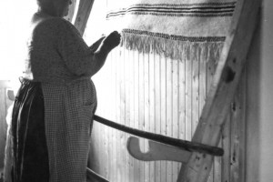 Anne Hansen Blomsterli, født på Oppervoll, vever grene (1955).