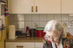 Magna Helene Andersen leter etter oppskrift på kjeks eller kake.
