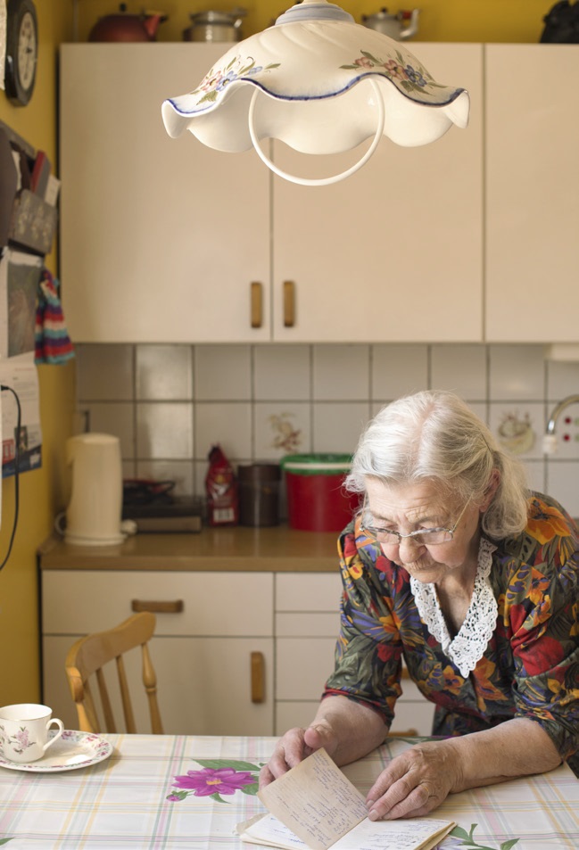 Magna Helene Andersen leter etter oppskrift på kjeks eller kake.