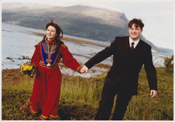 Kvinne i Lyngenkofte og mann i dress.