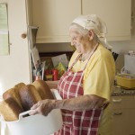 Oliva Nilsen bærer på balje med nybakte brød.