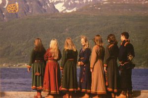 Syv ungdommer med Lyngenkofte.