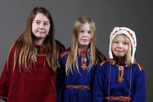 Tre jenter med kofte.