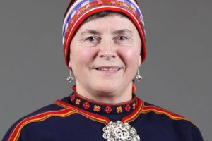 Dame i kofte, sølje og lue. Foto: Tania Lopez/DÁG