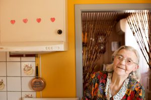 Magna Helene Andresen viser oss hvordan hun baker kake. Foto: Reni Jasinski Wright.