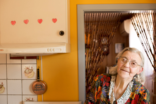 Magna Helene Andresen viser oss hvordan hun baker kake. Foto: Reni Jasinski Wright.