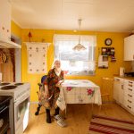 Magna ved kjøkkenbordet. Foto: Reni Jasinski Wright.