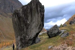 Offerstein i Skardalen