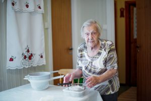 Elise Helene Solberg lager kaffeost. Foto. Reni Jasinski Wright.