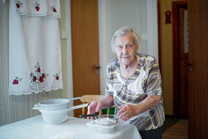 Elise Helene Solberg lager kaffeost. Foto. Reni Jasinski Wright.