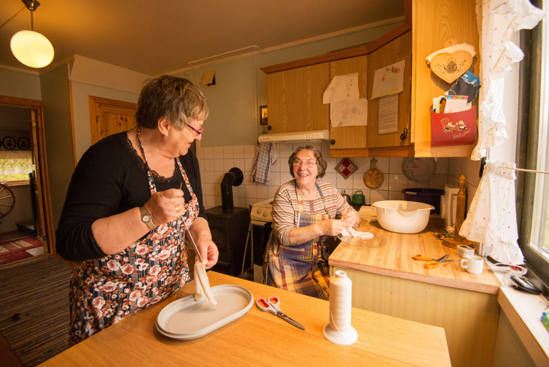 Søstrene Ruth Bergjjot Larsen og Eliva Antona Henriksen lager blodpølse. Foto: Reni Jasinski Wright.