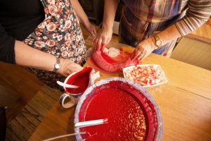 Bøtte med blod, skål med grønnsaker, ferdig pølse. Foto: Reni Jansinski Wright.