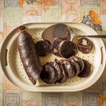 Ferdige blodpølser på fat. Foto: Reni Jasinski Wright.