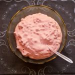 Trollkrem i skål med skje.