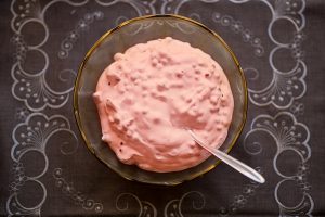 Trollkrem i skål med skje.