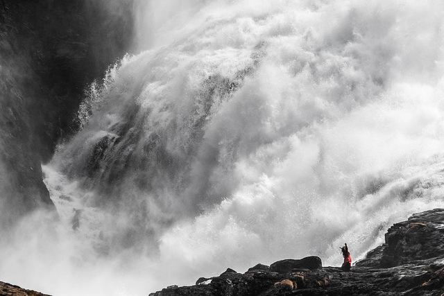 Dame foran stor foss. Kan det være huldra