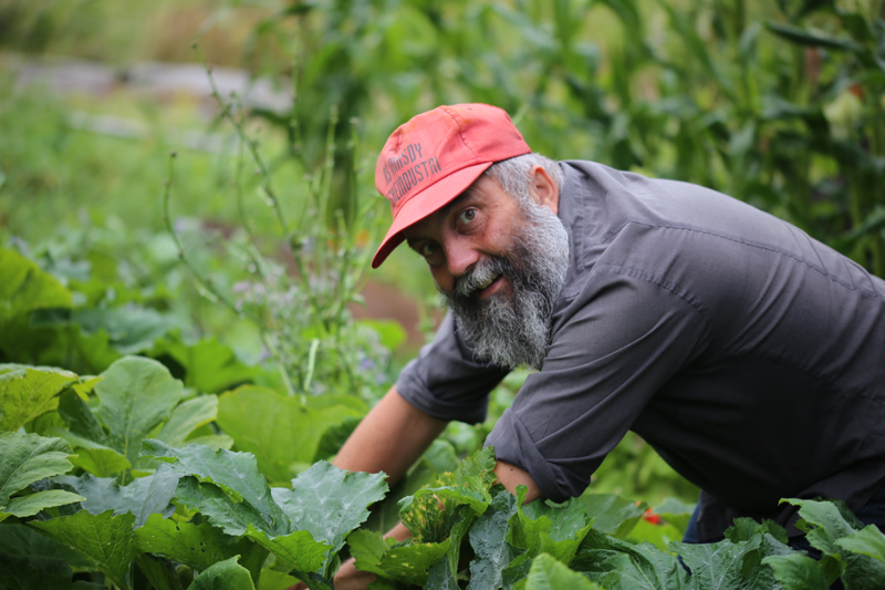 Geir Tore Holm i arbeid på gården i Skiptvedt. Foto: Søssa Jørgensen.