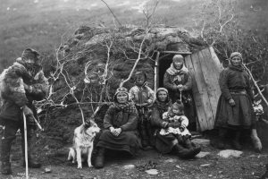 Samer utenfor gamme. Foto: Lindahl, Axel / Norsk Folkemuseum .