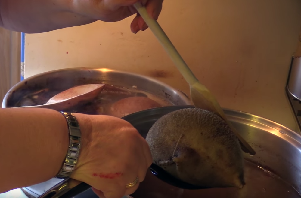 Gryte med blodpølser.