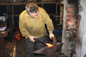 Hans Olsen i arbeid i smia.