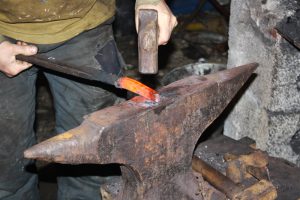 hans3 Hans i arbeid i smia. Foto: Torun Olsen.