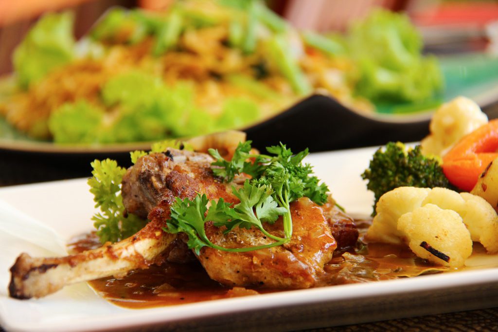 Stekt lam med grønnsaker.