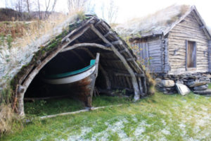 Fjoerbuer800 Naustgamme med båt og fjærabue i Birtavarre.