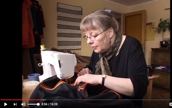 Karin Olsen ved symaskinen. Screenshot