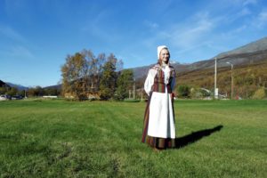 Kristin Haslund Salo fra Nordreisa i kvendrakten. Foto: Pål Vegard Eriksen.