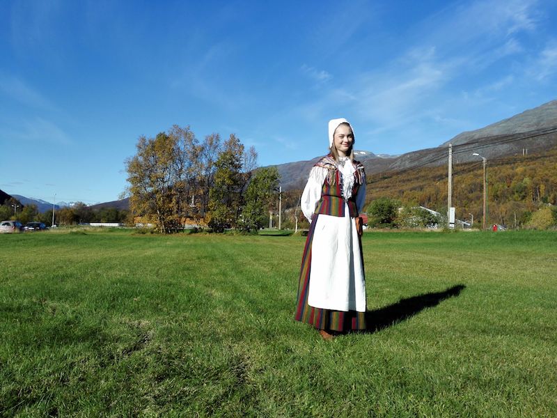 Kristin Haslund Salo fra Nordreisa i kvendrakten. Foto: Pål Vegard Eriksen.
