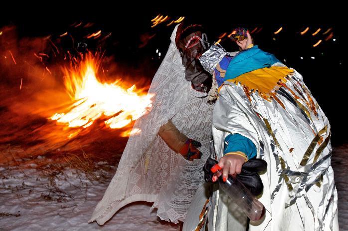 Nyttårsnisser danser rundtbålet. Foto: Ola Solvang