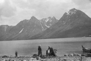 To kvinnelige fiskere i Kjosen, Lyngen.