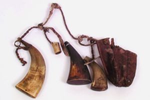 NFSA. 3130 Bivdoávvi osiiguin/ jaktbelte med utstyr. Foto: Norsk Folkemuseum.