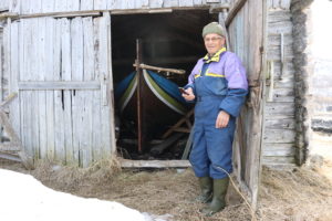 Enok Isaksen ved det gamle naustet med åttringen. Foto: Torun O. Wernberg