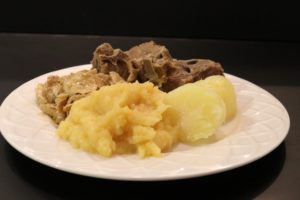 Tallerken med boknakjøtt, faltbrødmølja og kålrabi. Tradisjonsmat med kjøtt fra Nord-Troms