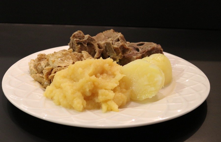 Tallerken med boknakjøtt, faltbrødmølja og kålrabi. Tradisjonsmat med kjøtt fra Nord-Troms