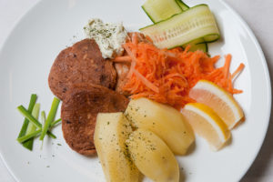 Senter for nordlige folk MAT Fiskekaker med råkost, agurk, poteter og dressing.