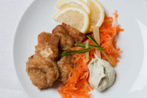 Tallerken med torsketunger, råkost, sitron og dressing